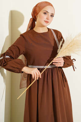 Zigzag Nakışlı Yan İpli Poplin Elbise Kahve - Elbise