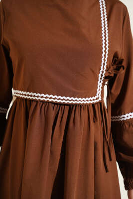 Zigzag Nakışlı Yan İpli Poplin Elbise Kahve - Elbise