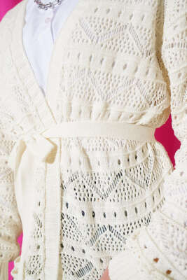 Zikzak Desenli Delikli Kuşaklı Triko Hırka Ekru - Hırka