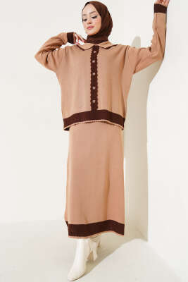 Zikzaklı Gömlek Yaka Etekli Triko Takım Latte 