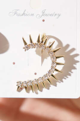 Zirkon Taşlı ve Çivi Detaylı Kıkırdak Küpe Gold - Küpe