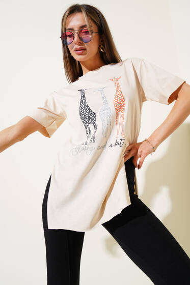 Zürafa Baskılı T-shirt Bej - Kadın Giyim Modelleri