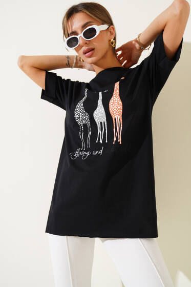 Zürafa Baskılı T-shirt Siyah - Kadın Giyim Modelleri